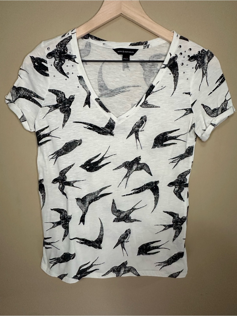 Rock & Republic XS Bird Print Studded V-Neck Tee Y2K